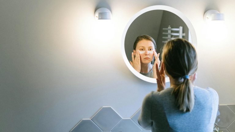 Ni correcteur, ni fond de teint : l’astuce bluffante contre les cernes marqués