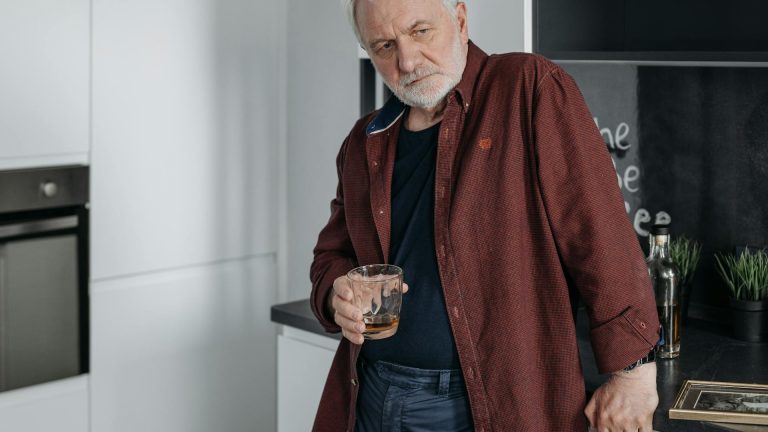 Cette boisson quotidienne accélère le vieillissement : l’alerte qui fait peur