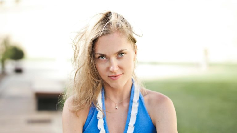 Ses yeux captivent tous les regards : la méthode inattendue pour sublimer un regard vert