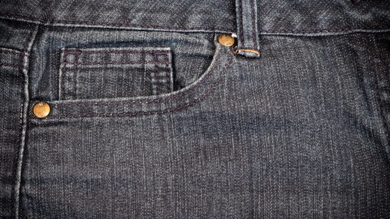 Ce détail discret sur votre jean cache un secret que peu savent