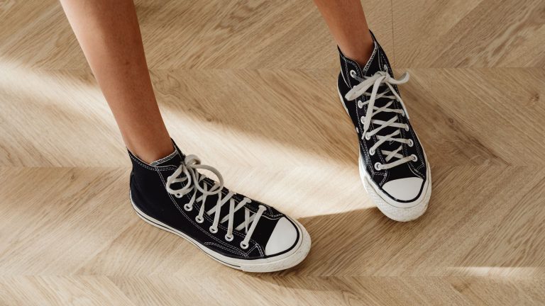 Quelles sneakers noires choisir pour un style intemporel ?