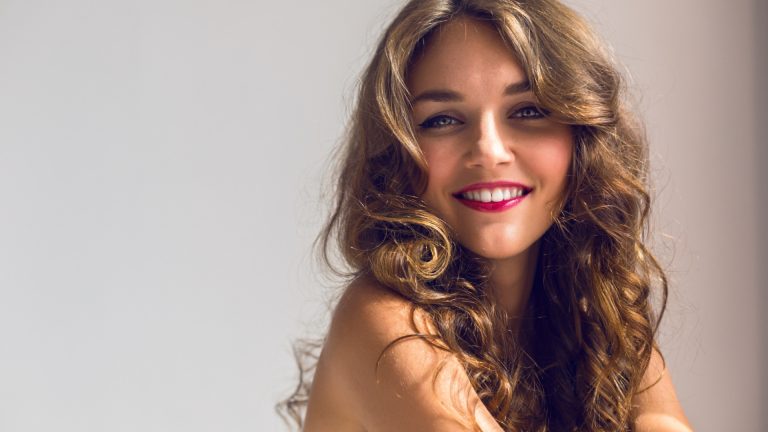 Comment bien choisir une perruque femme en cas de perte de cheveux ?