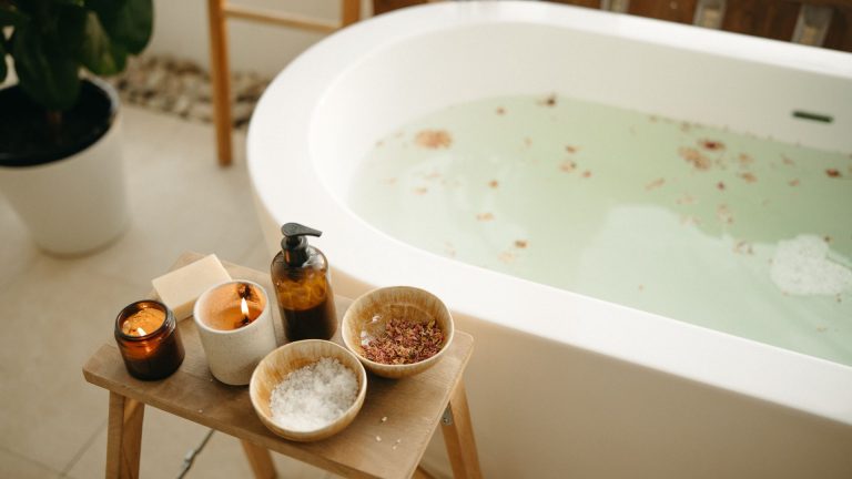 Comment créer un bain sensuel : astuces pour une expérience relaxante