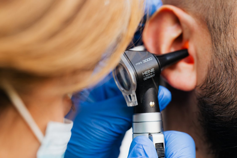 La chirurgie ORL : comprendre les interventions de l’oreille, du nez et de la gorge