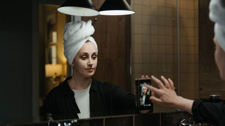 Psoriasis du cuir chevelu : soulager les squames et les démangeaisons