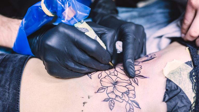 Tatoueuse à Nice : comment choisir une artiste spécialisée dans votre style ?