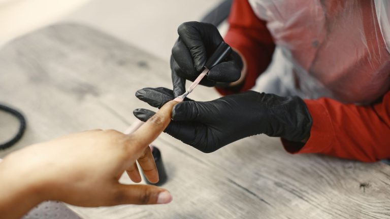 Prothésiste ongulaire : les compétences à maîtriser pour réussir
